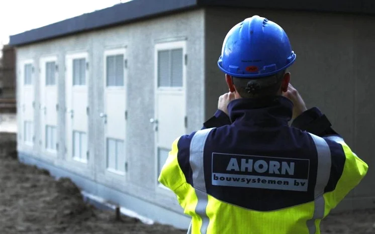 Medewerker van Ahorn die foto maakt van succesvol project