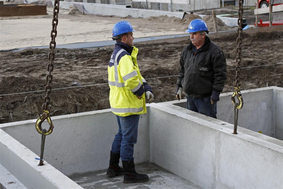 Rene en Wim plaatsen een kelder voor een technische ruimte