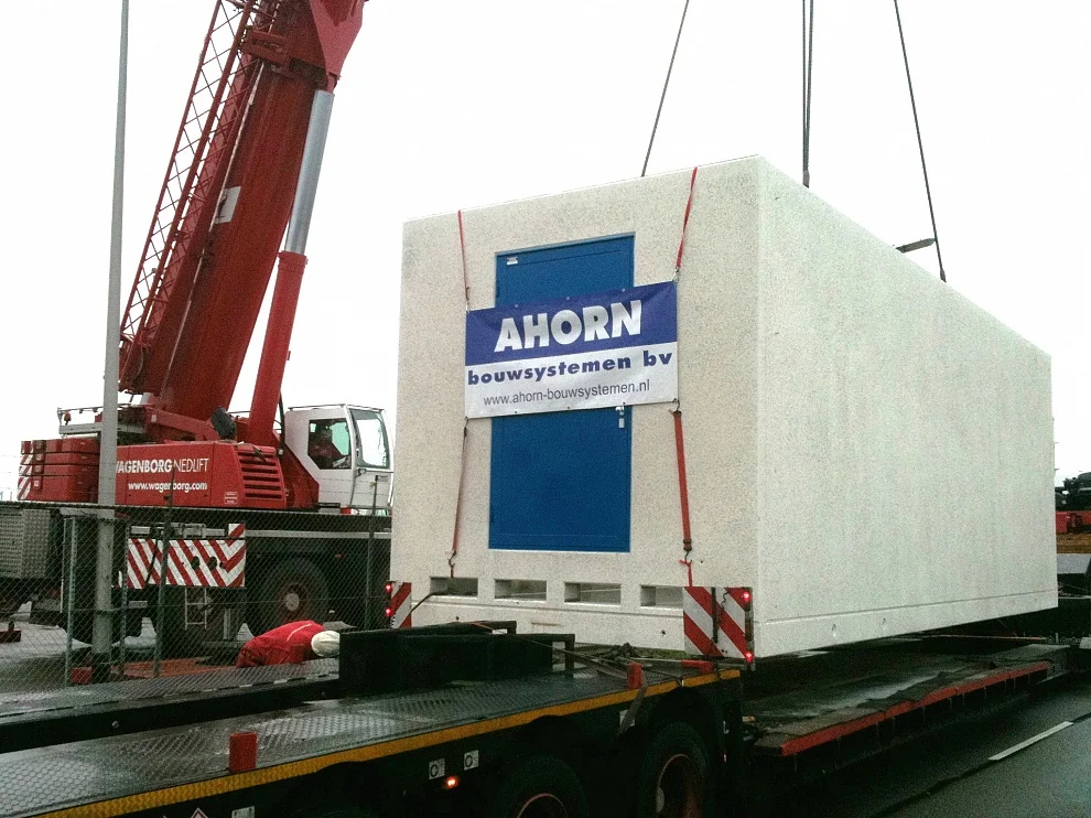 Transport en plaatsing van Ahorn station